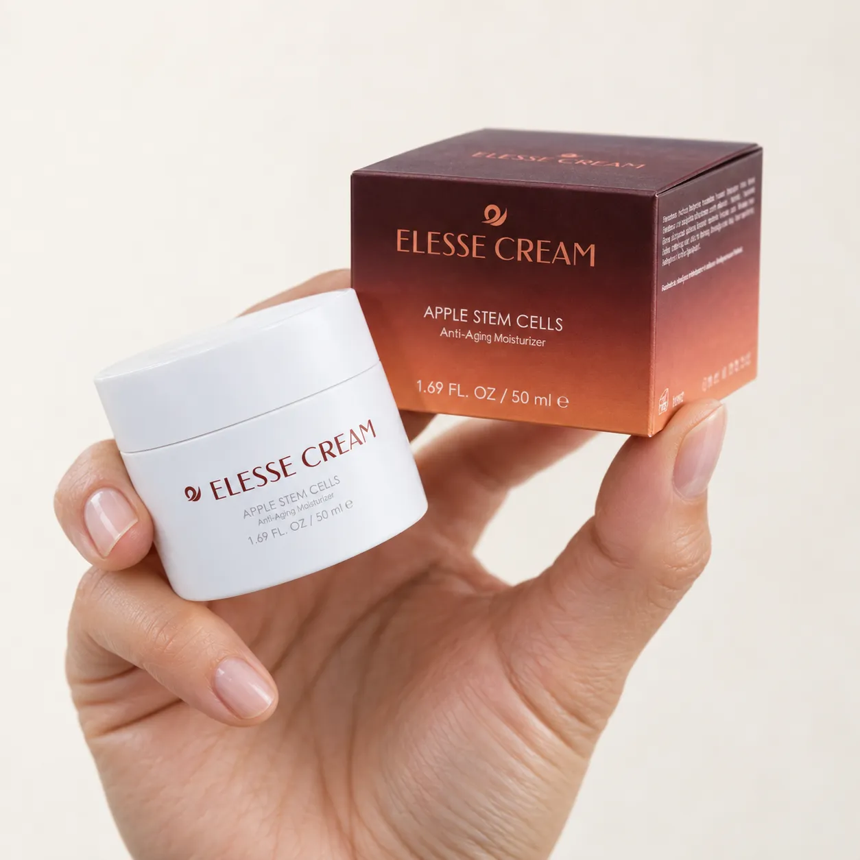 Elesse Cream — opakowanie w dłoni
